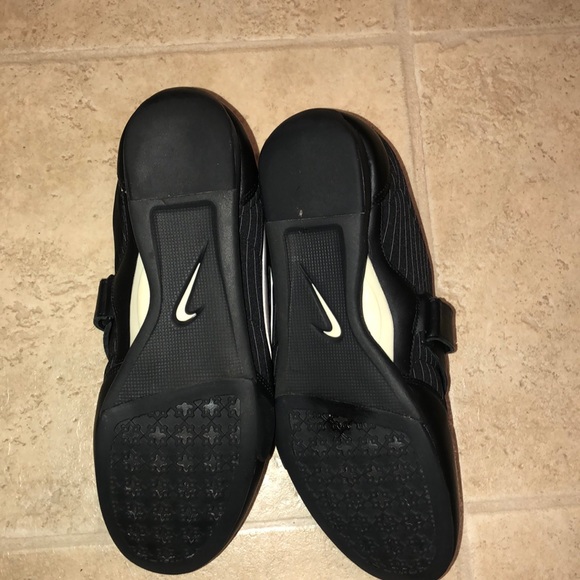 Nike shoes - Picture 3 of 3